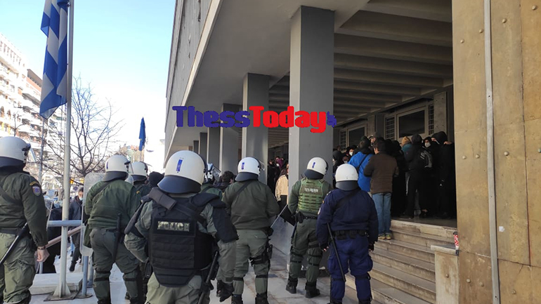 Ελεύθερη με όρους η 26χρονη που κατηγορείται για ρίψη μολότοφ στη Θεσσαλονίκη